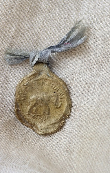 Moneda rústica de elefante en latón. Hecha artesanalmente en España por Sandra Bellew.