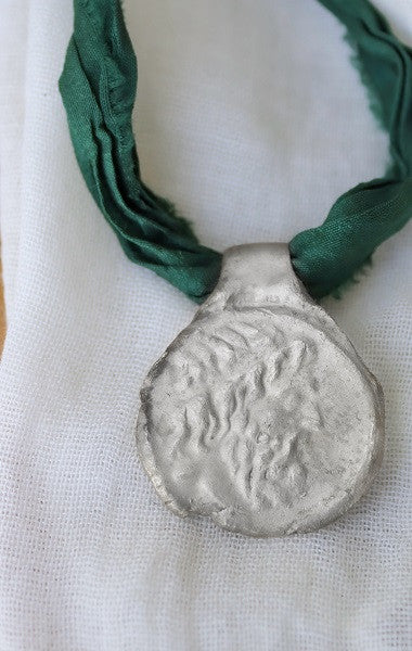 Colgante de moneda griega en plata. Hecho artesanalmente en España por Sandra Bellew.