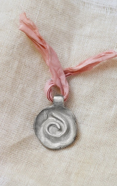 Colgante rústico de espiral celta en plata. Hecho artesanalmente en España por Sandra Bellew.