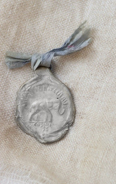 Moneda rústica de elefante en plata. Hecha artesanalmente en España por Sandra Bellew.