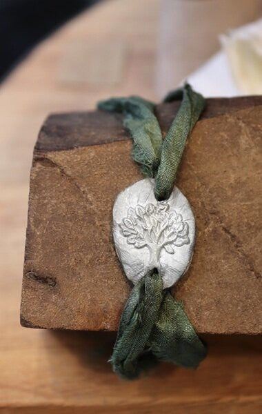 Pulsera rústica del árbol de la vida en plata. Hecha artesanalmente en España por Sandra Bellew.