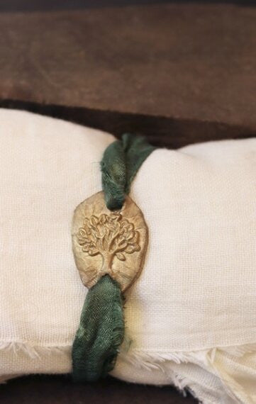 Pulsera rústica del árbol de la vida en latón. Hecha artesanalmente en España por Sandra Bellew.