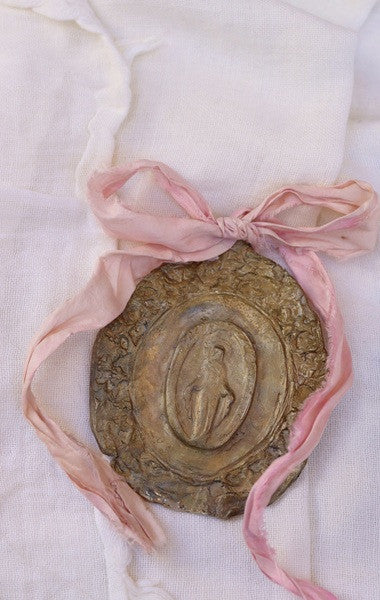 Medalla rústica de la Virgen Milagrosa en latón para cuna. Hecha artesanalmente en España por Sandra Bellew.