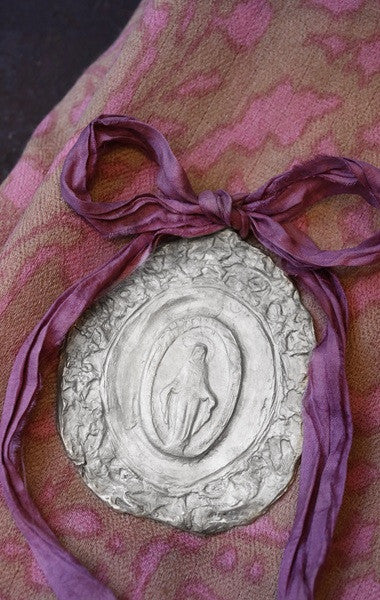 Medalla rústica de la Virgen Milagrosa en plata para cuna. Hecha artesanalmente en España por Sandra Bellew.