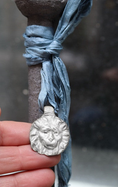 Colgante rústico de cabeza de león en plata. Hecho artesanalmente en España por Sandra Bellew.