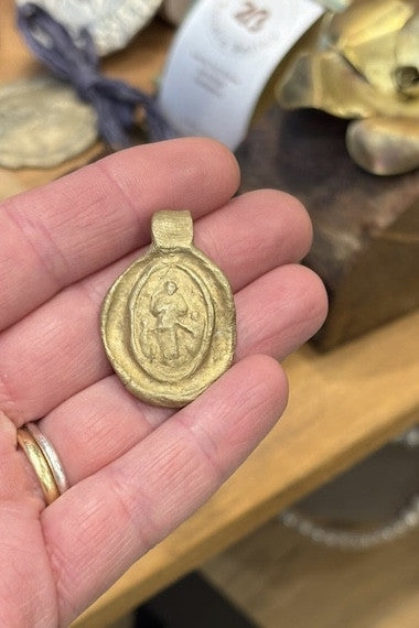 Medalla rústica de la Virgen Desatanudos en latón. Hecha artesanalmente en España por Sandra Bellew.