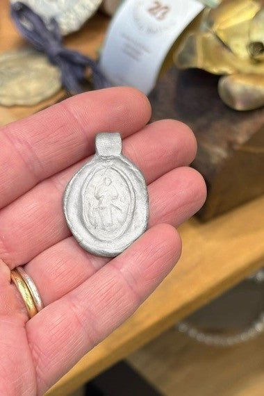 Medalla rústica de la Virgen Desatanudos en plata. Hecha artesanalmente en España por Sandra Bellew.