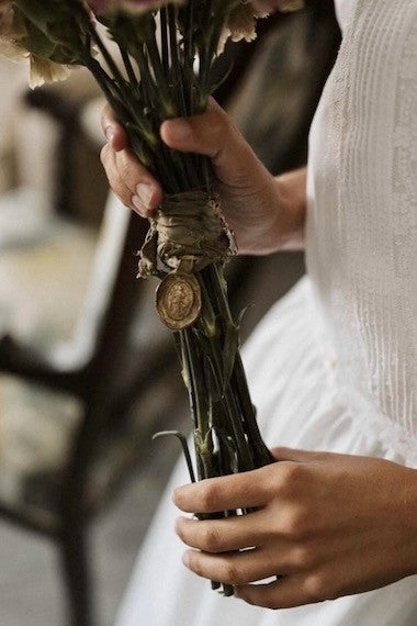 Medalla rústica de la Virgen Desatanudos en latón. Hecha artesanalmente en España por Sandra Bellew