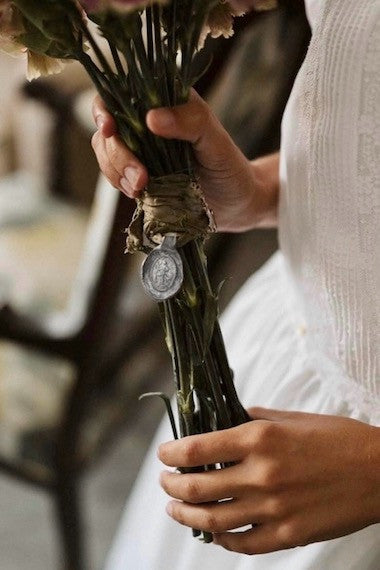Medalla rústica de la Virgen Desatanudos en plata. Hecha artesanalmente en España por Sandra Bellew
