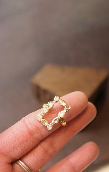 Anillo rectangular de diamantes y plata chapada en oro.