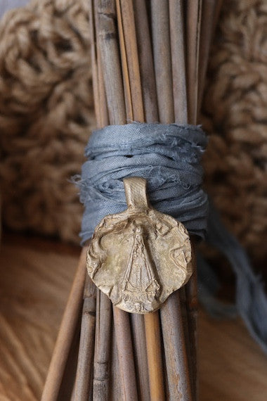 Medalla rústica de la Virgen de Begoña para ramo de novia en latón. Hecha artesanalmente en España por Sandra Bellew.