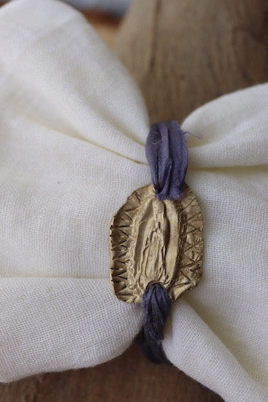 Pulsera de la Virgen Guadalupana en latón. Hecha artesanalmente en España por Sandra Bellew