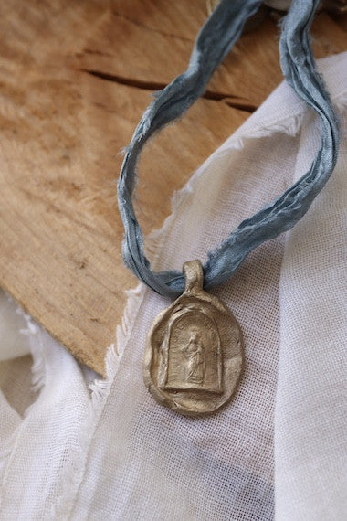 Medalla rústica de Santa Marta en latón. Hecha artesanalmente en España por Sandra Bellew.
