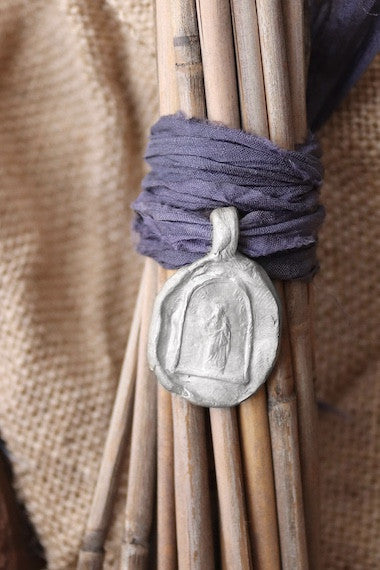 Medalla rústica de Santa Marta para ramo de novia en plata. Hecha artesanalmente en España por Sandra Bellew.
