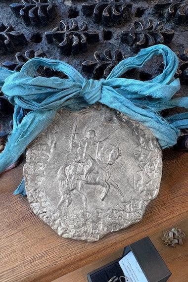 Medalla rústica de Santiago Apóstol Caballero para cuna en plata. Hecha artesanalmente en España por Sandra Bellew