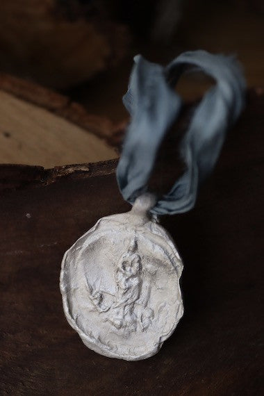 Medalla rústica de la Virgen de Loreto en plata. Hecha artesanalmente en España por Sandra Bellew.