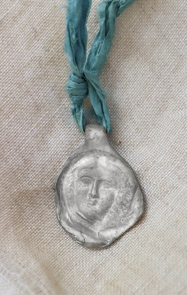 Colgante rústico de Medusa en plata. Hecho artesanalmente en España por Sandra Bellew.