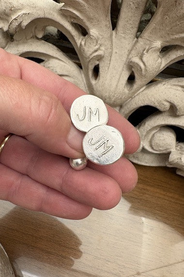 Gemelos rústicos con iniciales en plata. Hechos artesanalmente en España por Sandra Bellew.