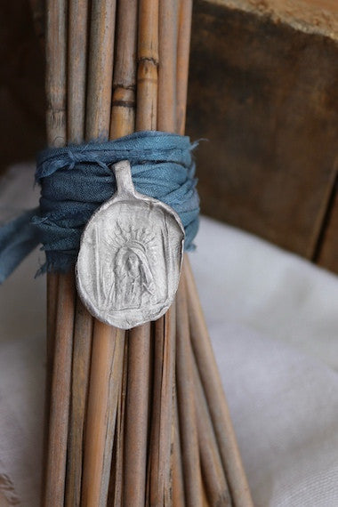 Medalla de la Virgen Dolorosa para ramo en plata. Hecha artesanalmente por Sandra Bellew