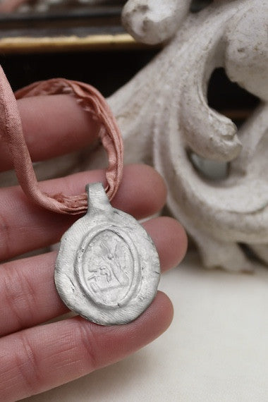 Medalla rústica del Arcángel San Rafael en plata. Hecha artesanalmente por Sandra Bellew.