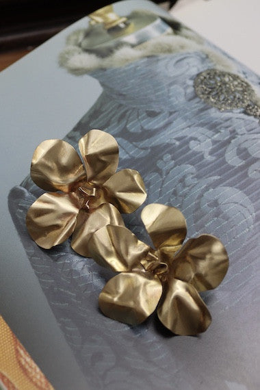 Pendientes en latón con forma de flor. Hechos artesanalmente en España por Sandra Bellew.