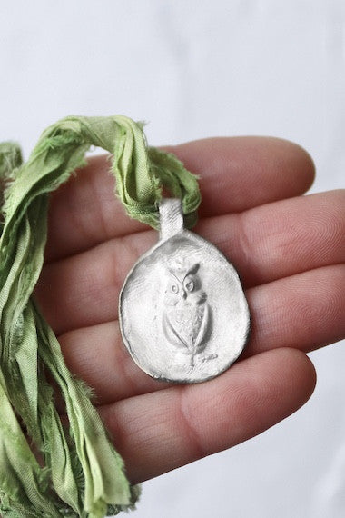 Colgante rústico con imagen de buho en plata. Hecho artesanalmente en España por Sandra Bellew.