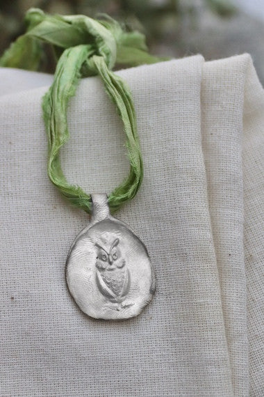 Colgante rústico con imagen de buho en plata. Hecho artesanalmente en España por Sandra Bellew.