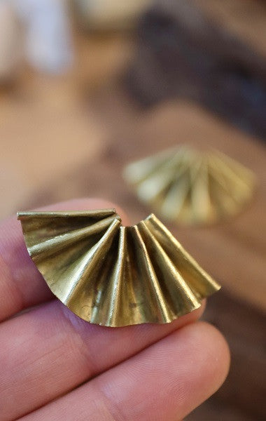 Pendientes en forma de abanico de latón. Hechos artesanalmente por Sandra Bellew.