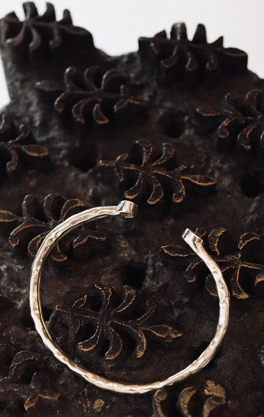 Brazalete luna plata con diamantes en bruto.