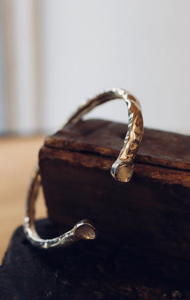 Brazalete luna plata con diamantes en bruto.