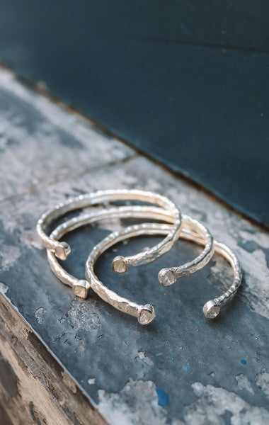 Brazalete luna plata con diamantes en bruto.