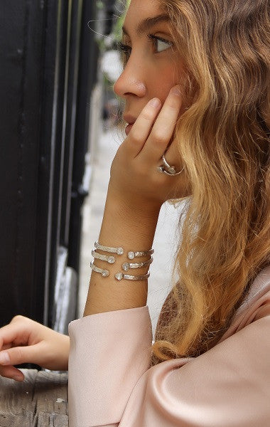 Brazalete luna plata con diamantes en bruto.
