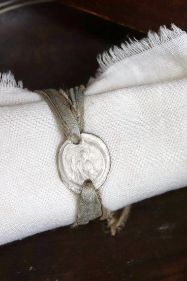 Pulsera rústica de San Judas Tadeo en plata. Hecha artesanalmente en España por Sandra Bellew.