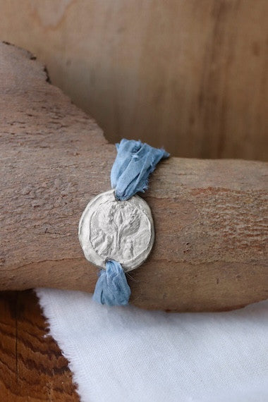 Pulsera rústica de la Virgen de Salceda en plata. Hecha artesanalmente en España por Sandra Bellew