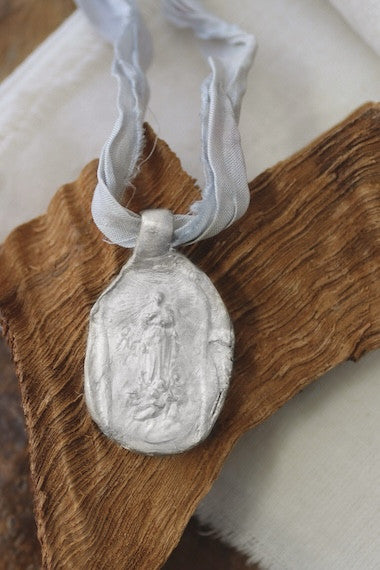 Medalla de la Virgen de la Asunción en plata. Hecha artesanalmente en España por Sandra Bellew