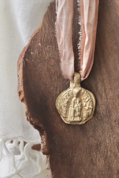 Medalla rústica de la Virgen de Nuria en latón. Hecha artesanalmente en España por Sandra Bellew.