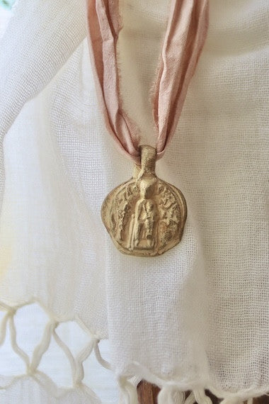 Medalla rústica de la Virgen de Nuria en latón. Hecha artesanalmente en España por Sandra Bellew.