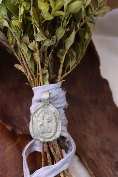 Medalla rústica de Santa Bárbara para ramo de novia en plata. Hecha artesanalmente en España por Sandra Bellew.