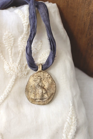 Medalla rústica de la Virgen de Guadalupe en latón. Hecha artesanalmente en España por Sandra Bellew.