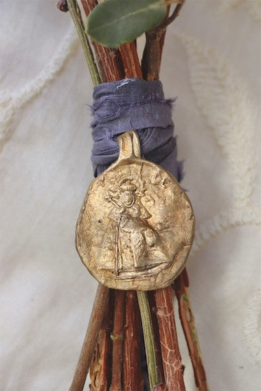 Medalla rústica de la Virgen de Guadalupe para ramo en latón. Hecha artesanalmente en España por Sandra Bellew.