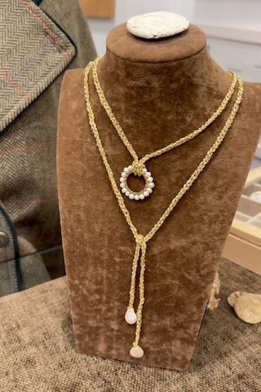 Aro de perlas con cordón dorado. Hecho en España por Sandra Bellew.