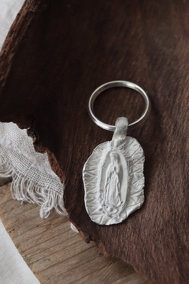 Llavero rústico de la Virgen Guadalupana en plata. Hecho artesanalmente en España por Sandra Bellew.