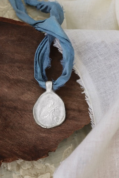 Medalla rústica de San Luis en plata. Hecha artesanalmente en España por Sandra Bellew.