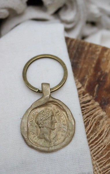 Llavero rústico con imagen de moneda romana en latón. Hecho artesanalmente en España por Sandra Bellew.