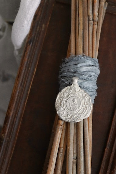 Medalla rústica de Santa Elena para ramo de novia en plata. Hecha artesanalmente en España por Sandra Bellew.