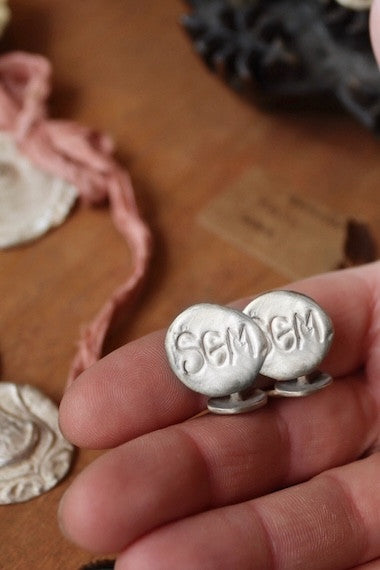 Gemelos rústicos con iniciales en plata. Hechos artesanalmente en España por Sandra Bellew.