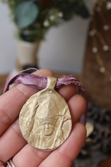 Medalla rústica de San Juan Pablo II en latón. Hecha artesanalmente en España por Sandra Bellew.