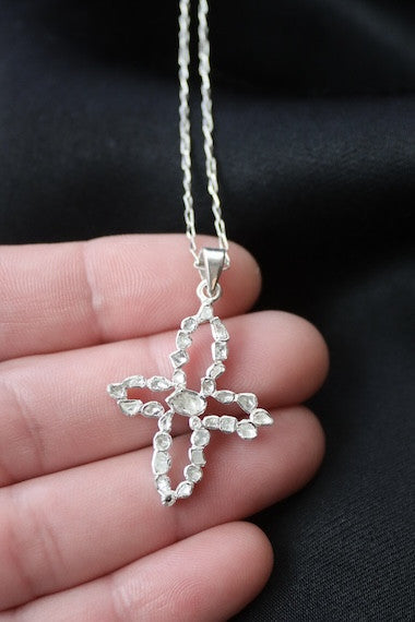 Colgante de Diamantes con forma de Cruz. Diseñado por Sandra Bellew.