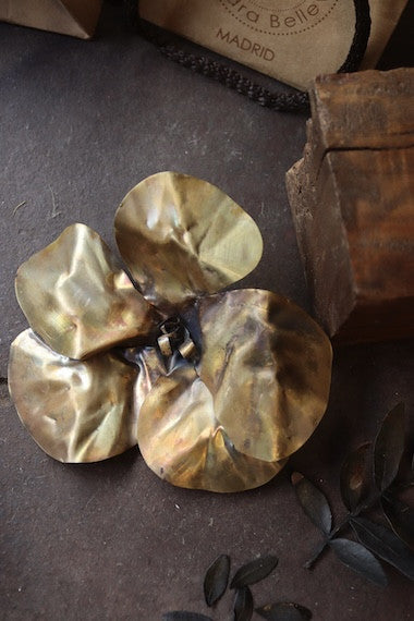 Colgante XL con forma de flor en latón. Hecho artesanalmente en España por Sandra Bellew.