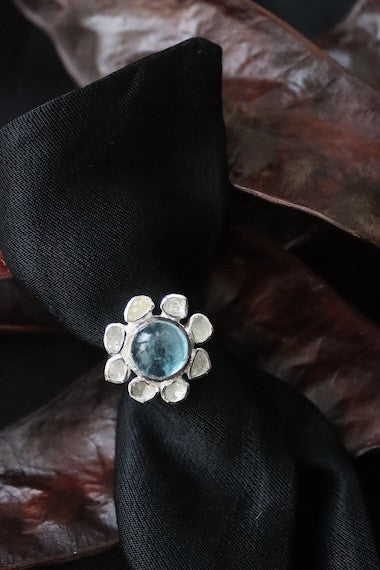Anillo de diamantes con aguamarina en plata. Diseñado por Sandra Bellew